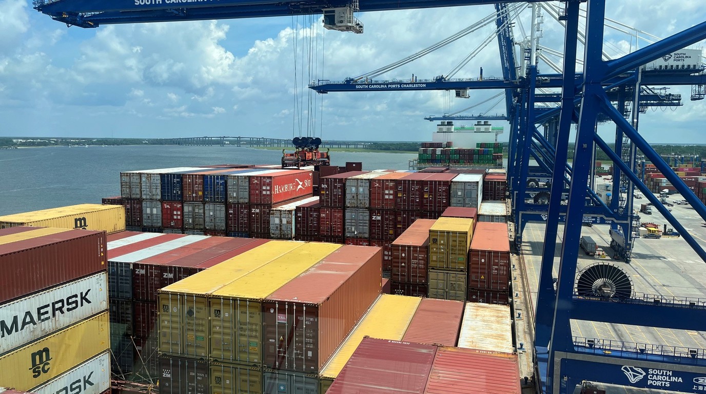 Split view of a full container load versus a consolidation depot, illustrating the FCL versus LCL decision
