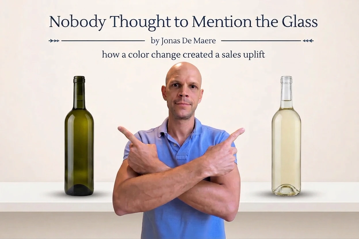 Jonas De Maere pointing at two bottles, the older in green glass and the new one in clear glass, under the headline Nobody Thought to Mention the Glass